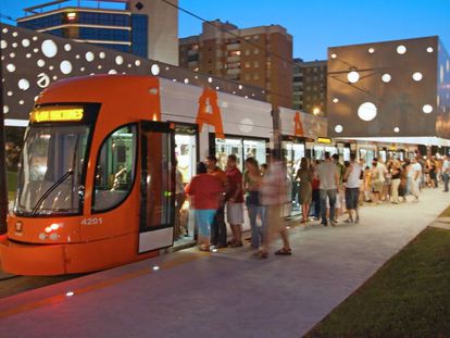 El Tramnochador, servicio nocturno de tranv&iacute;a en Alicante para los fines de semana del verano. FGV 