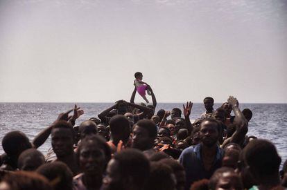 Migrantes llegan a 12 millas náuticas de la costa de Libia, el 4 de octubre.