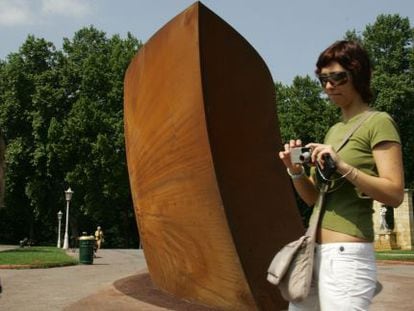 La escultura 'New Union', de Richard Serra, instalada en los jardines del parque de Doña Casilda, junto al Museo de Bellas Artes de Bilbao.