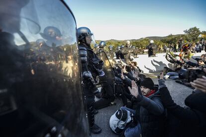 La Gendarmeria francesa ha fet un cordó policial davant dels manifestants.