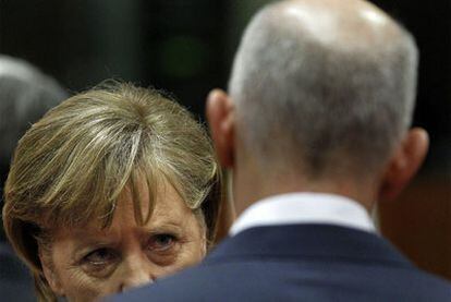 La canciller alemana, Angela Merkel, habla con Yorgos Papandreu, primer ministro griego, en diciembre de 2010.