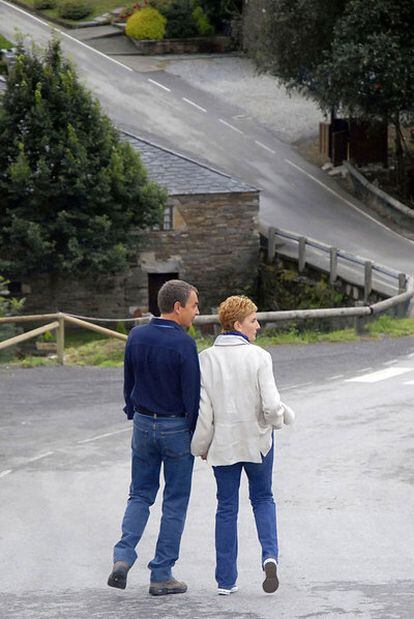 Zapatero y su mujer en Villanueva de los Oscos, el pueblo asturiano de esta.