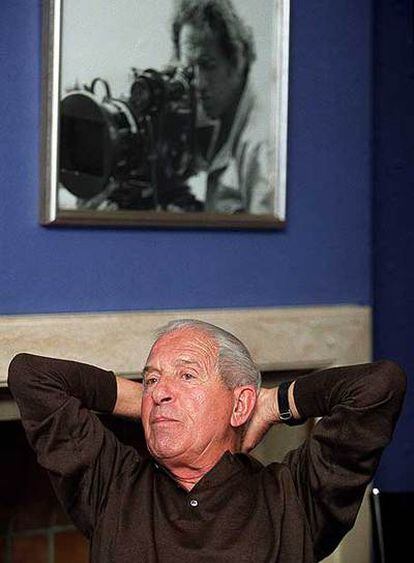 Pedro Masó, en una entrevista efectuada en su casa en 2003, con motivo del estreno de <i>Atraco a las tres y media.</i> Detrás, un retrato suyo con la cámara.