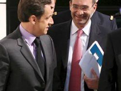 El ministro francés de Presupuestos, Eric Woerth, junto al presidente galo, Nicolas Sarkozy, en abril de 2008