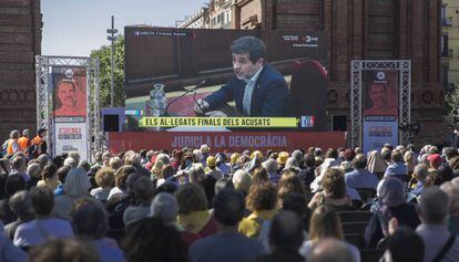 Pantallas en la calle con el último alegato de Jordi Sánchez en el juicio.