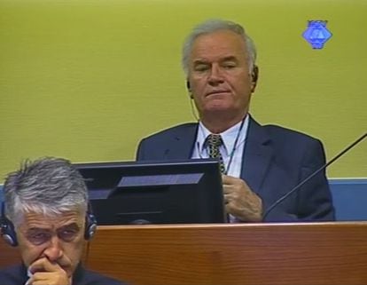 El acusado, Mladic, este lunes en una captura de televisi&oacute;n difundida por el tribunal. 
