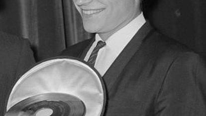 El cantante mel&oacute;dico Tito Mora, en 1964.