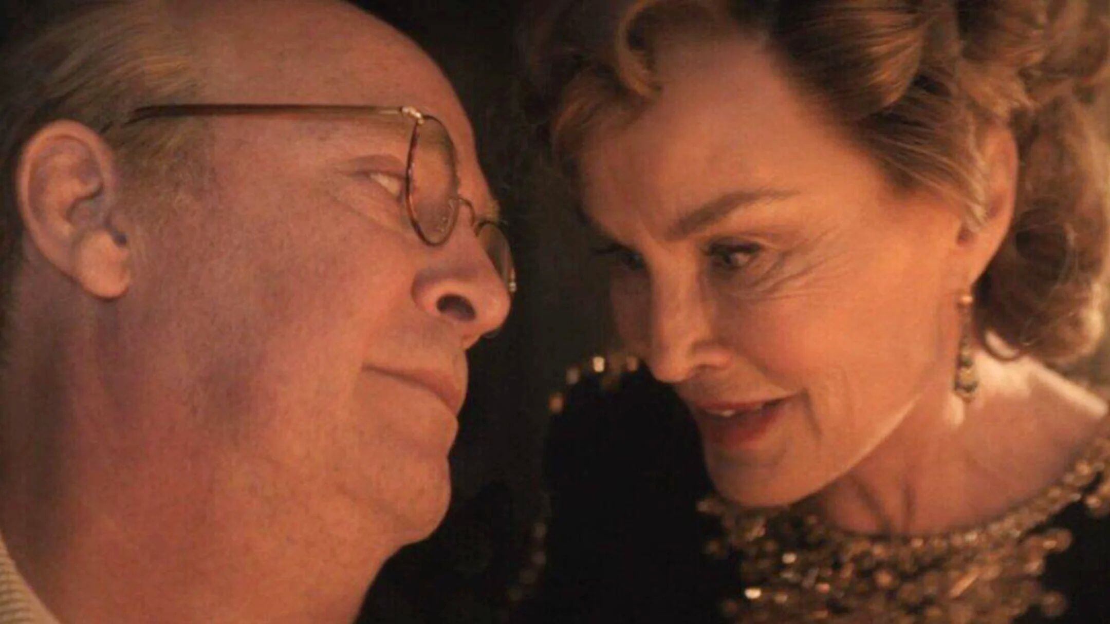 Tom Hollander como Truman Capote y Jessica Lange como el espectro de la madre del escritor, en la segunda temporada de 'Feud'.