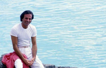 Julio Iglesias durante un viaje por Bahamas en 1985.