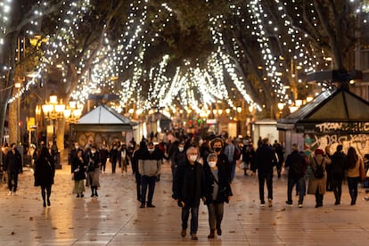 Las calles de Barcelona este jueves iluminadas por las luces navideñas.