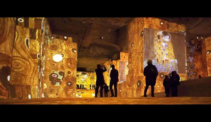 Las Canteras de Luces de Les Baux-de-Provence acogen un espectáculo de luz, color y sonido que recorren un siglo de pintura vienesa a través de la proyección de obras de Gustav Klimt y sus contemporáneos y aquellos artistas en los que se inspiró el pintor austriaco.