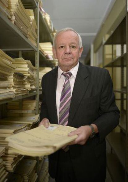 Kurt Schrimm, responsable de la Oficina de Investigación de los Crímenes nazis, en el archivo de la institución.