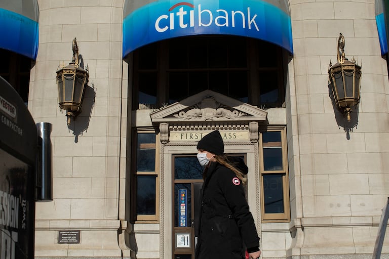 Una joven pasa frente a una sucursal de Citigroup en Nueva York el 8 de febrero.