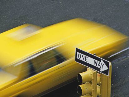 Un taxi en movimiento en Manhattan, Nueva York.