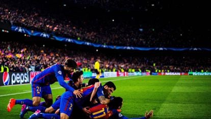 Els jugadors del FC Barcelona celebren el sisè gol de l'equip.