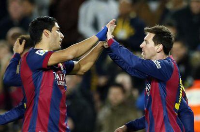 Suárez y Messi celebran uno de los tantos al Villarreal.