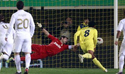 Casillas no puede evitar el gol de falta de Senna.