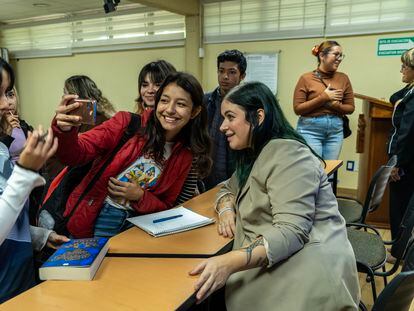 Elisabet Benavent, durante su visita a la preparatoria Vocacional de la Universidad de Guadalajara, el 27 de noviembre de 2023.