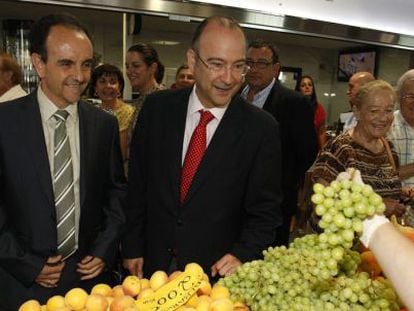 El consejero de Turismo, Rafael Rodríguez, en la inauguración del nuevo mercado de Almería junto al alcalde, Rogelio Rodríguez Comendador 