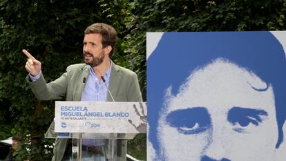 El presidente del PP, Pablo Casado, interviene en la clausura de la Escuela de Verano Miguel Ángel Blanco, en Ermua (Bizkaia).