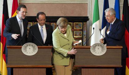 Angela Merkel, en la rueda de prensa de Roma ante la mirada de Hollande, Rajoy y Monti.