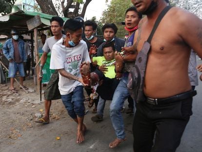 Un hombre herido es traslado después de que la policía reprimiera a los manifestantes en Mandalay (Myanmar), este domingo.