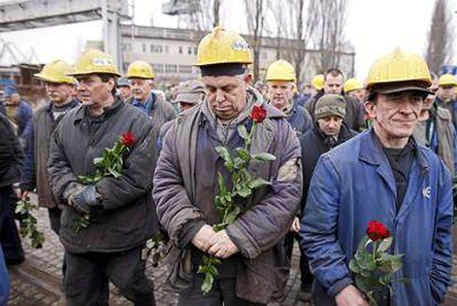 Trabajadores del astillero de Gdansk portan rosas en homenaje al presidente polaco, Lech Kaczynski.