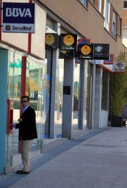 Vista de oficinas bancarias en el barrio de Sanchinarro, en Madrid.