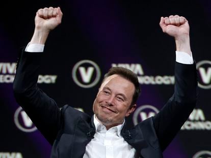 Elon Musk, director general de Tesla y SpaceX, además de propietario de la red social X (antes Twitter), haciendo un gesto de triunfador en una conferencia en París, el pasado junio.