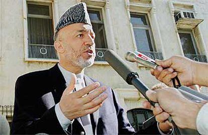El presidente afgano, Hamid Karzai, gesticula durante su comparecencia ante el palacio presidencial de Kabul.