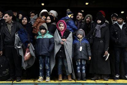 Un grup de refugiats, procedents d'una illa, espera per desembarcar d'un ferri dissabte al port del Pireu, a Atenes.