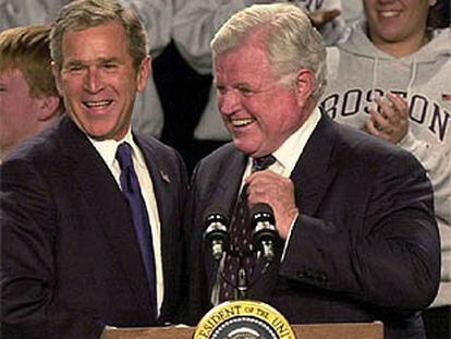 Ted Kennedy presenta a George Bush al auditorio de la Boston Latin School, la más antigua de EE UU.