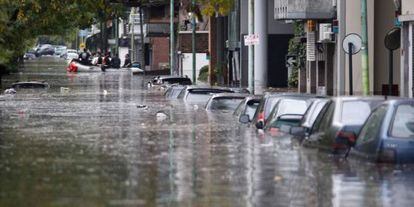 Una calle de Buenos Aires tras las intensas lluvias caídas en la capital argentina.