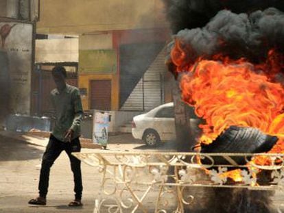 La junta castrense, que tomó las riendas del país tras derrocar a Al Bashir, rompe los acuerdos previos con los manifestantes y desata una represión en la calle con 35 muertos