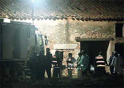 Agentes de la policía científica, anoche, junto a los restos óseos de Rosana Maroto, al borde del pozo.