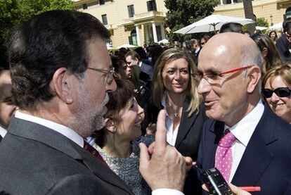 Mariano Rajoy conversa con Josep Antoni Duran en una celebración de la Diada en Barcelona.