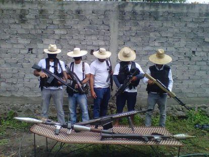 El grupo armado denominado Blancos de Troya. 