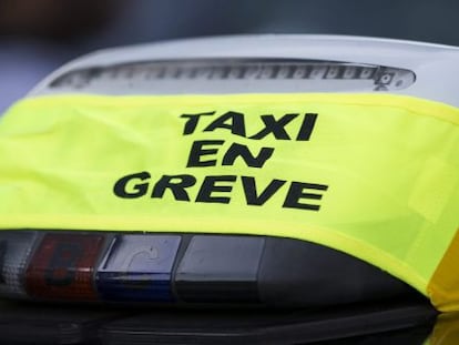 El lema &quot;Taxi en huelga&quot; colocado en el indicador luminoso de un veh&iacute;culo mientras participaba el pasado viernes en una jornada contra Uber en Francia.