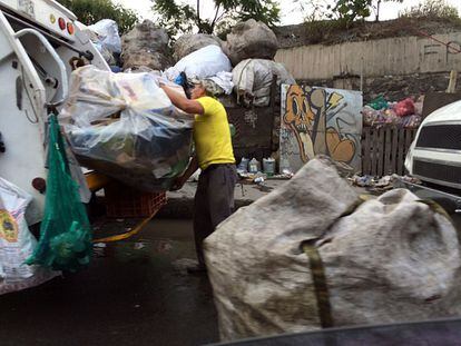 Un recolector separa la basura en el cami&oacute;n, en la Ciudad de M&eacute;xico.