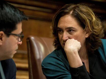 Ada Colau con Gerardo Pisarello en el pleno de Barcelona.