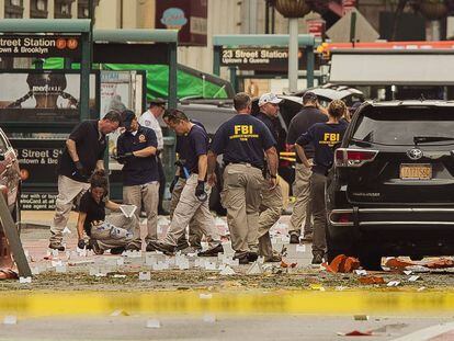 Agentes del FBI, el pasado domingo en Nueva York, en la zona de explosi&oacute;n.