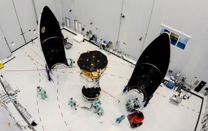 La sonda Lisa Pathfinder, en el centro, junto a la cápsula del cohete Vega en la que se lanzará al espacio desde Guayana Francesa