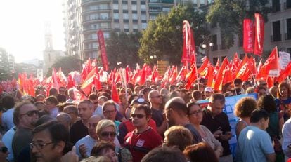 Los manifestantes, en la calle de Xàtiva de Valencia durante la protesta.
