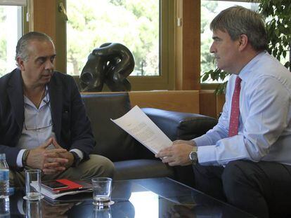 Miguel Cardenal, junto al expresidente de la FEB, Jos&eacute; Luis S&aacute;ez, en el CSD en 2015.