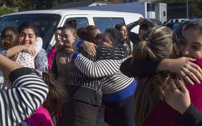 Varias mujeres se abrazan a su regreso a O Porri&ntilde;o. 