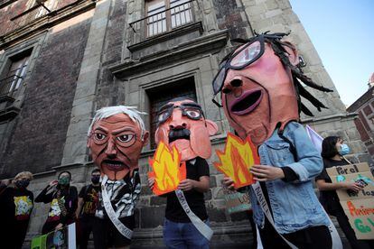 Manifestantes con máscaras del presidente mexicano Andrés Manuel López Obrador, el presidente ejecutivo de la estatal Pemex, Octavio Romero, y la ministra de Energía, Rocío Nahle, en la Ciudad de México, México, el pasado 24 de septiembre.