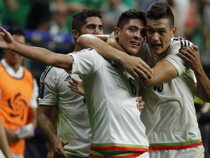 Álvarez es abrazado por Montes durante el partido contra Curazao