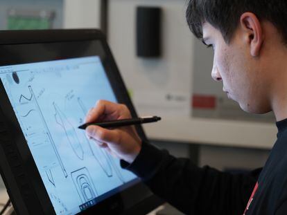 Un alumno diseña en una tableta.