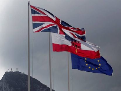 Banderas del Reino Unido, Gibraltar y la UE ondeando sobre el Pe&ntilde;&oacute;n.