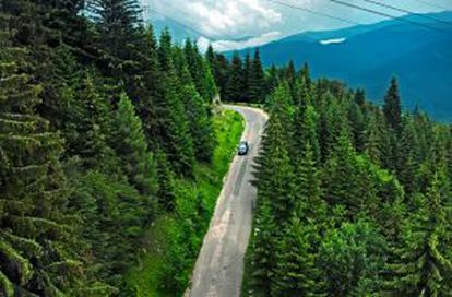 Rumanía cuenta con amplias zonas boscosas. En la imagen, una carretera de alta montaña.